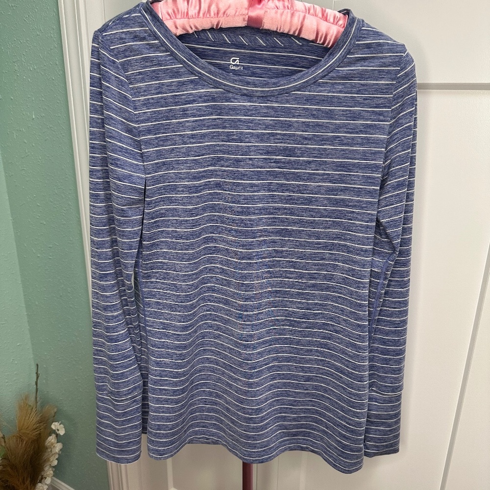 GapFit Blue and white striped active shirt SMALL w/thumb holes lightweight